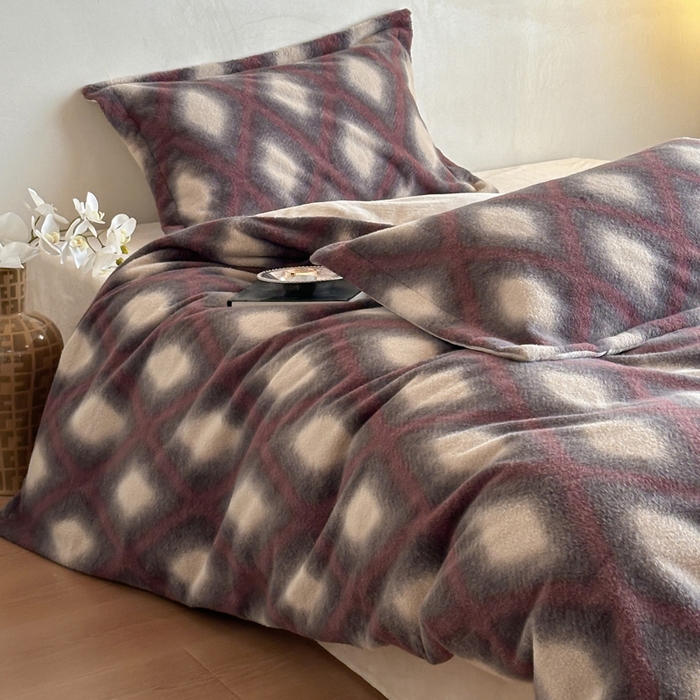 91家纺网 家纺一手货源 找家纺 凯罗 2025新款仿羊绒四件套高克重牛奶绒四件套仿羊绒格子条纹四件套 温柔时光-酒红