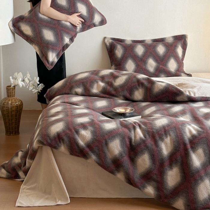 91家纺网 家纺一手货源 找家纺 凯罗 2025新款仿羊绒四件套高克重牛奶绒四件套仿羊绒格子条纹四件套 温柔时光-酒红