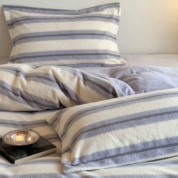 91家纺网 家纺一手货源 找家纺 凯罗 2025新款仿羊绒四件套高克重牛奶绒四件套仿羊绒格子条纹四件套 意韵-香芋紫