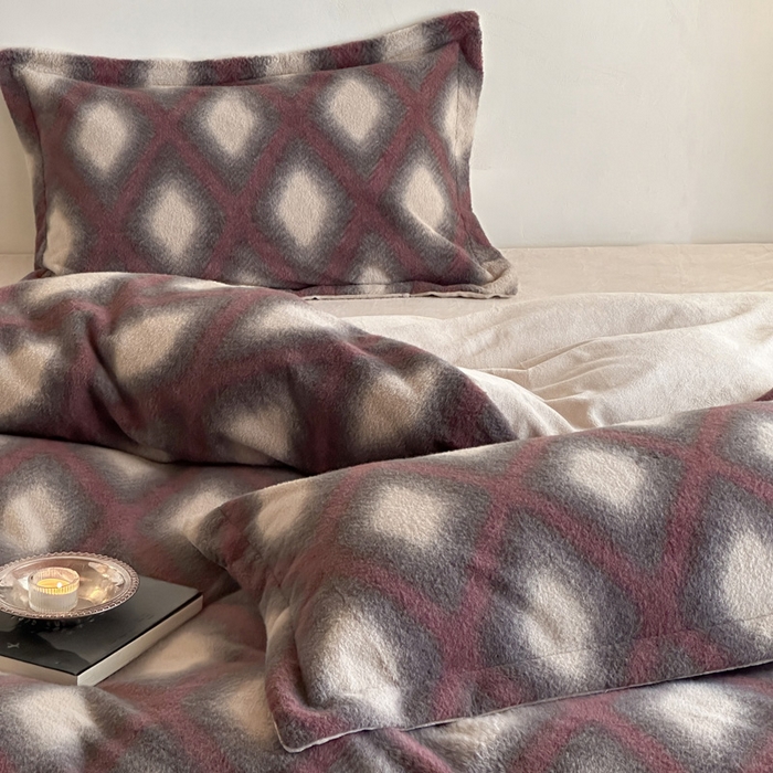 91家纺网 家纺一手货源 找家纺 凯罗 2025新款仿羊绒四件套高克重牛奶绒四件套仿羊绒格子条纹四件套 温柔时光-酒红