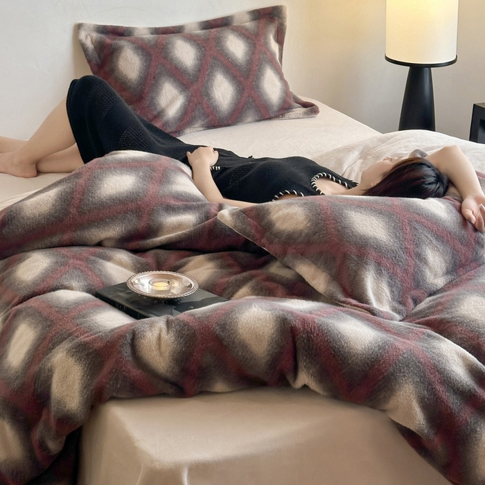 91家纺网 家纺一手货源 找家纺 凯罗 2025新款仿羊绒四件套高克重牛奶绒四件套仿羊绒格子条纹四件套 温柔时光-酒红