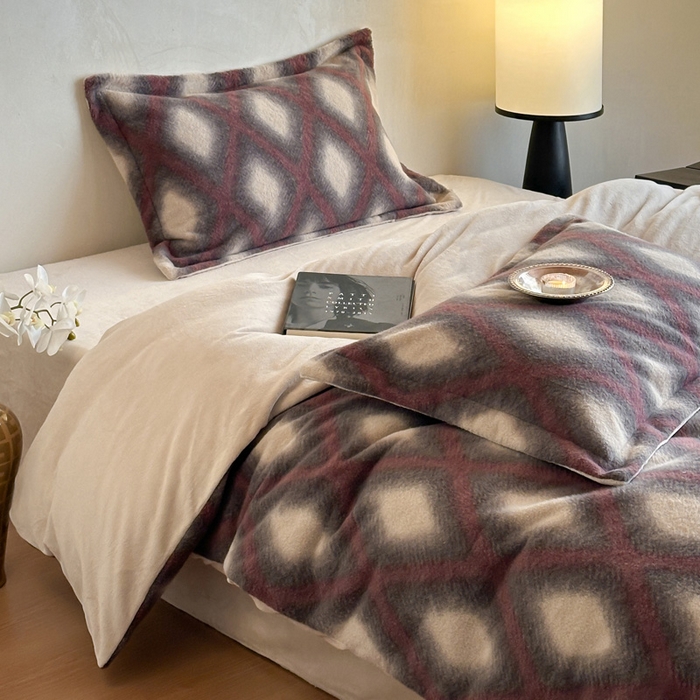 91家纺网 家纺一手货源 找家纺 凯罗 2025新款仿羊绒四件套高克重牛奶绒四件套仿羊绒格子条纹四件套 温柔时光-酒红