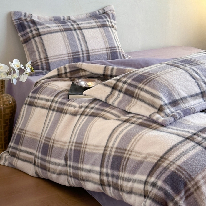 91家纺网 家纺一手货源 找家纺 凯罗 2025新款仿羊绒四件套高克重牛奶绒四件套仿羊绒格子条纹四件套 格维尼-紫