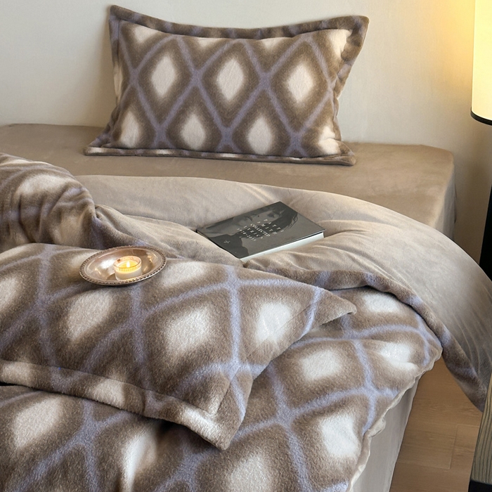 91家纺网 家纺一手货源 找家纺 凯罗 2025新款仿羊绒四件套高克重牛奶绒四件套仿羊绒格子条纹四件套 温柔时光-咖