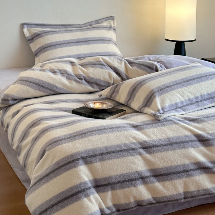 91家纺网 家纺一手货源 找家纺 凯罗 2025新款仿羊绒四件套高克重牛奶绒四件套仿羊绒格子条纹四件套 意韵-香芋紫