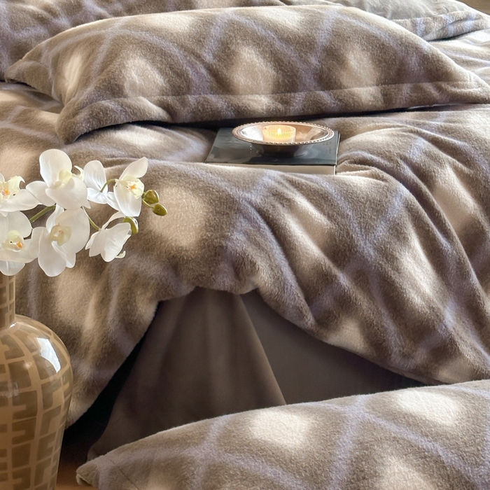 91家纺网 家纺一手货源 找家纺 凯罗 2025新款仿羊绒四件套高克重牛奶绒四件套仿羊绒格子条纹四件套 温柔时光-咖