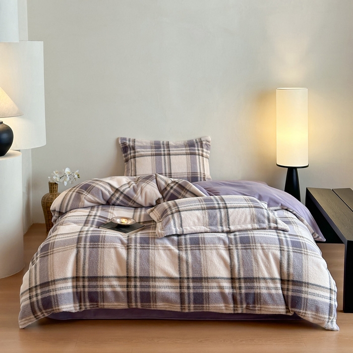 91家纺网 家纺一手货源 找家纺 凯罗 2025新款仿羊绒四件套高克重牛奶绒四件套仿羊绒格子条纹四件套 格维尼-紫