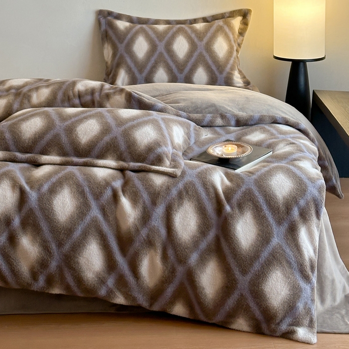 91家纺网 家纺一手货源 找家纺 凯罗 2025新款仿羊绒四件套高克重牛奶绒四件套仿羊绒格子条纹四件套 温柔时光-咖