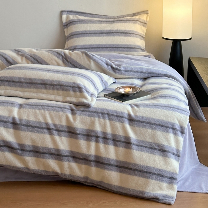 91家纺网 家纺一手货源 找家纺 凯罗 2025新款仿羊绒四件套高克重牛奶绒四件套仿羊绒格子条纹四件套 意韵-香芋紫