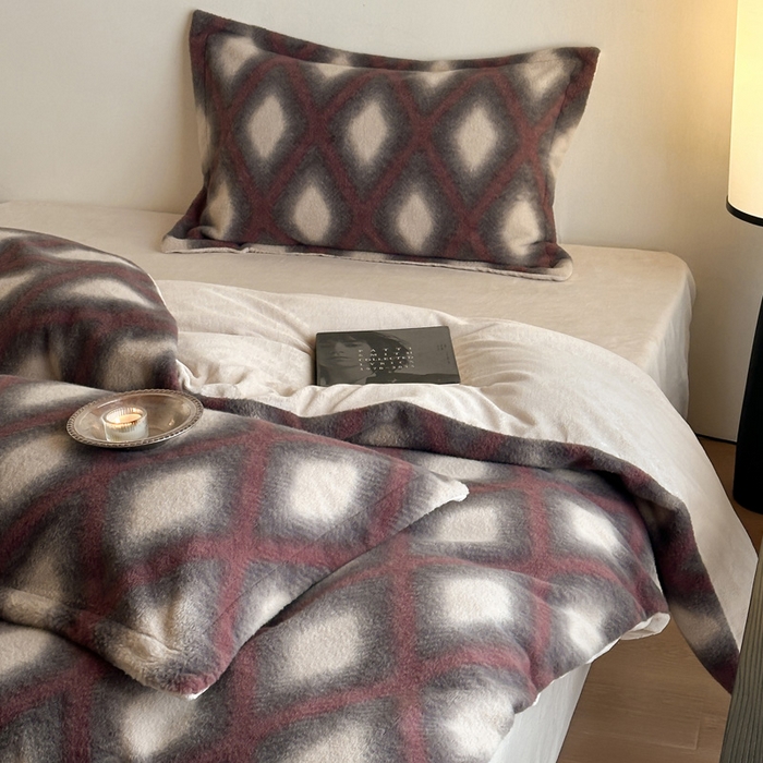 91家纺网 家纺一手货源 找家纺 凯罗 2025新款仿羊绒四件套高克重牛奶绒四件套仿羊绒格子条纹四件套 温柔时光-酒红