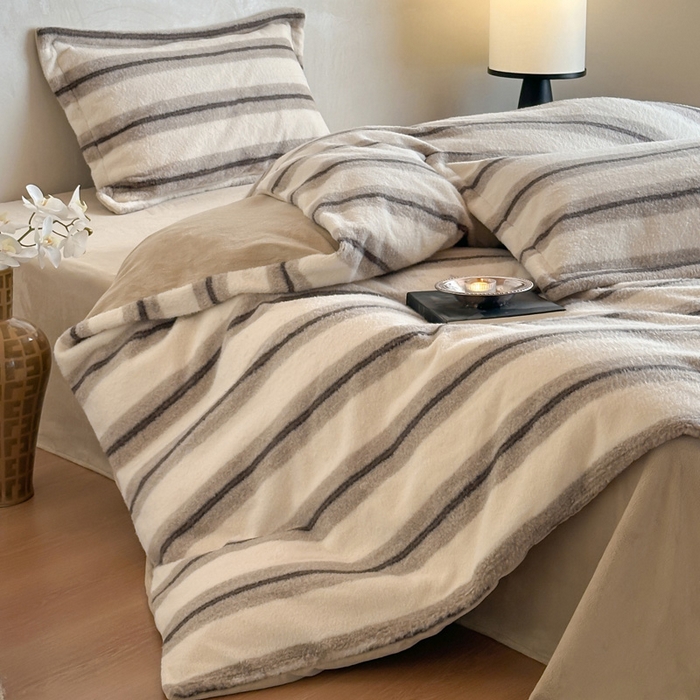 91家纺网 家纺一手货源 找家纺 凯罗 2025新款仿羊绒四件套高克重牛奶绒四件套仿羊绒格子条纹四件套 意韵-卡其