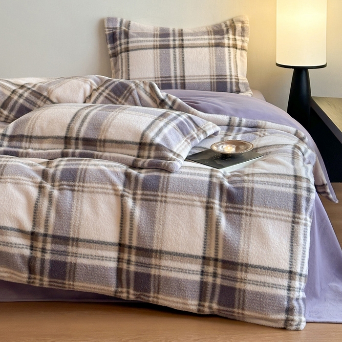 91家纺网 家纺一手货源 找家纺 凯罗 2025新款仿羊绒四件套高克重牛奶绒四件套仿羊绒格子条纹四件套 格维尼-紫