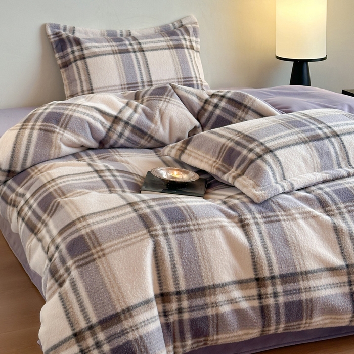 91家纺网 家纺一手货源 找家纺 凯罗 2025新款仿羊绒四件套高克重牛奶绒四件套仿羊绒格子条纹四件套 格维尼-紫