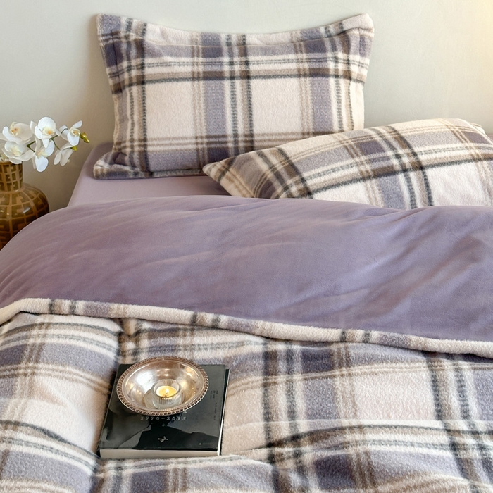 91家纺网 家纺一手货源 找家纺 凯罗 2025新款仿羊绒四件套高克重牛奶绒四件套仿羊绒格子条纹四件套 格维尼-紫