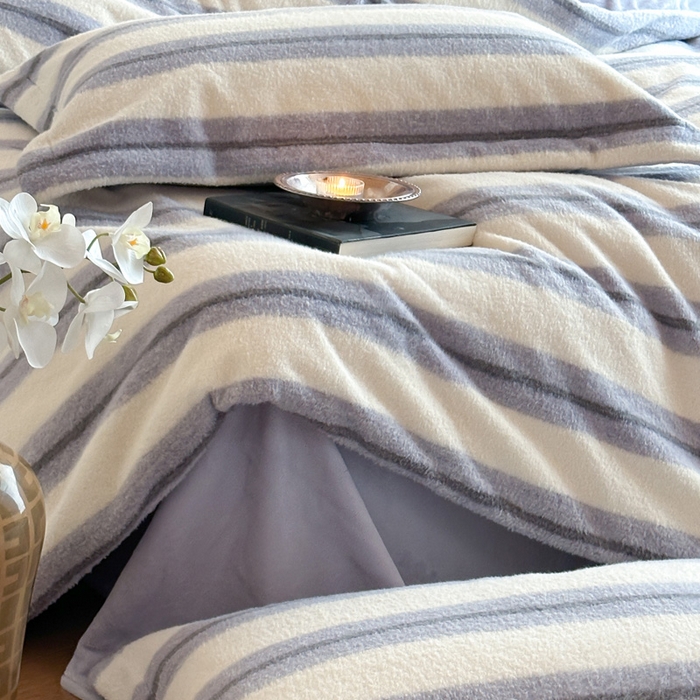 91家纺网 家纺一手货源 找家纺 凯罗 2025新款仿羊绒四件套高克重牛奶绒四件套仿羊绒格子条纹四件套 意韵-香芋紫