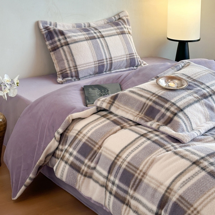 91家纺网 家纺一手货源 找家纺 凯罗 2025新款仿羊绒四件套高克重牛奶绒四件套仿羊绒格子条纹四件套 格维尼-紫