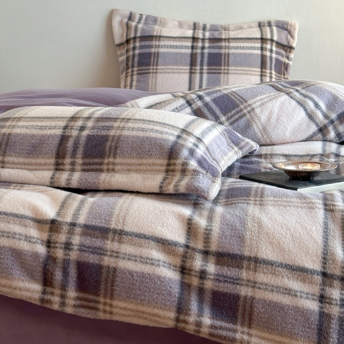 91家纺网 家纺一手货源 找家纺 凯罗 2025新款仿羊绒四件套高克重牛奶绒四件套仿羊绒格子条纹四件套 格维尼-紫