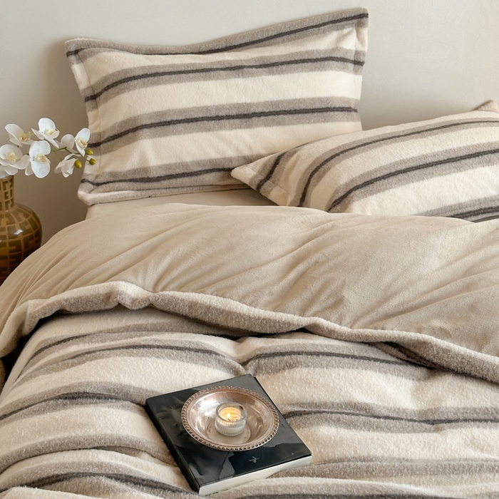 91家纺网 家纺一手货源 找家纺 凯罗 2025新款仿羊绒四件套高克重牛奶绒四件套仿羊绒格子条纹四件套 意韵-卡其