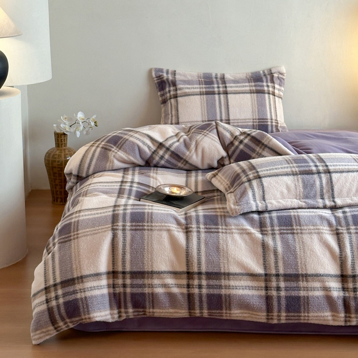 91家纺网 家纺一手货源 找家纺 凯罗 2025新款仿羊绒四件套高克重牛奶绒四件套仿羊绒格子条纹四件套 格维尼-紫