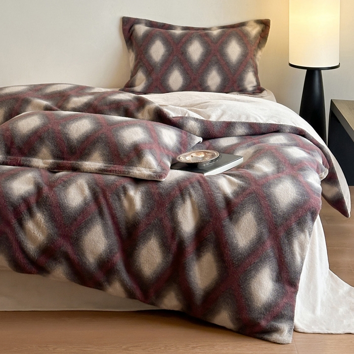 91家纺网 家纺一手货源 找家纺 凯罗 2025新款仿羊绒四件套高克重牛奶绒四件套仿羊绒格子条纹四件套 温柔时光-酒红