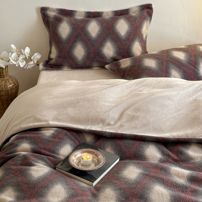 91家纺网 家纺一手货源 找家纺 凯罗 2025新款仿羊绒四件套高克重牛奶绒四件套仿羊绒格子条纹四件套 温柔时光-酒红
