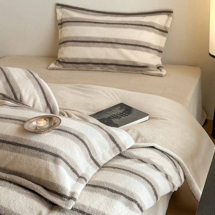 91家纺网 家纺一手货源 找家纺 凯罗 2025新款仿羊绒四件套高克重牛奶绒四件套仿羊绒格子条纹四件套 意韵-卡其