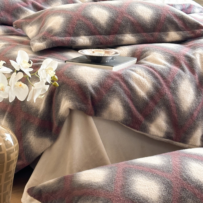 91家纺网 家纺一手货源 找家纺 凯罗 2025新款仿羊绒四件套高克重牛奶绒四件套仿羊绒格子条纹四件套 温柔时光-酒红