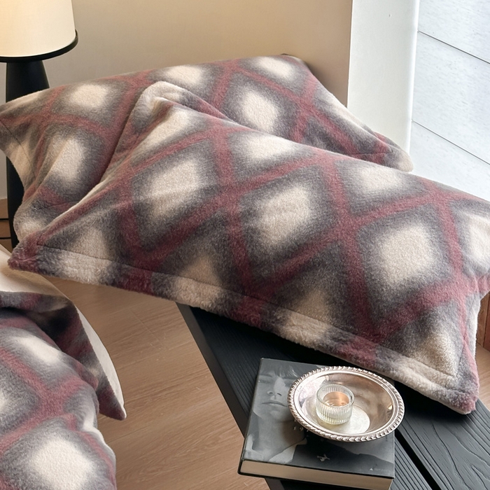 91家纺网 家纺一手货源 找家纺 凯罗 2025新款仿羊绒四件套高克重牛奶绒四件套仿羊绒格子条纹四件套 温柔时光-酒红