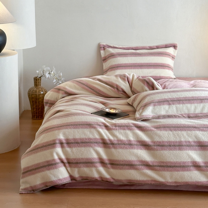 91家纺网 家纺一手货源 找家纺 凯罗 2025新款仿羊绒四件套高克重牛奶绒四件套仿羊绒格子条纹四件套 意韵-粉