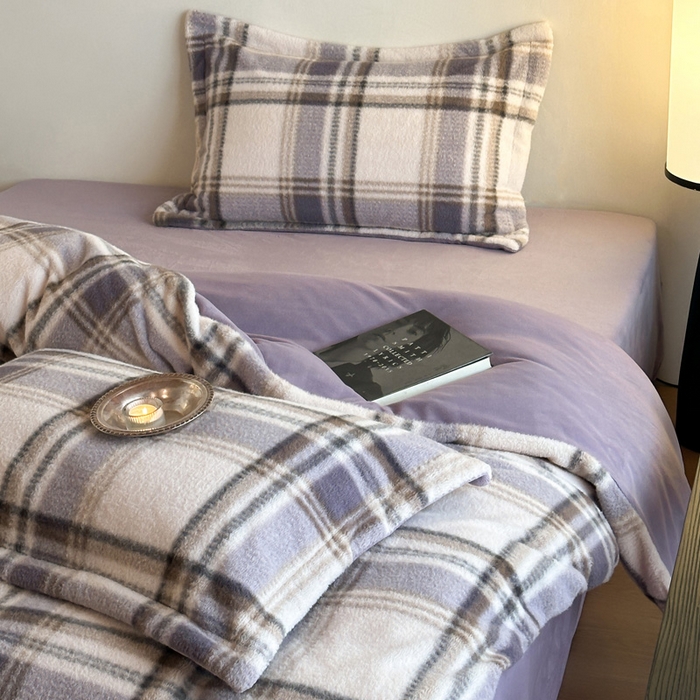 91家纺网 家纺一手货源 找家纺 凯罗 2025新款仿羊绒四件套高克重牛奶绒四件套仿羊绒格子条纹四件套 格维尼-紫