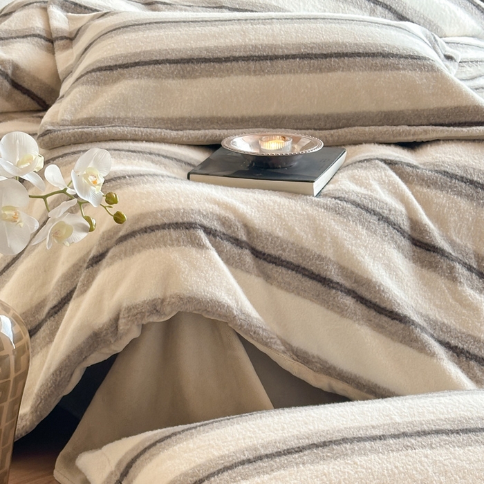 91家纺网 家纺一手货源 找家纺 凯罗 2025新款仿羊绒四件套高克重牛奶绒四件套仿羊绒格子条纹四件套 意韵-卡其