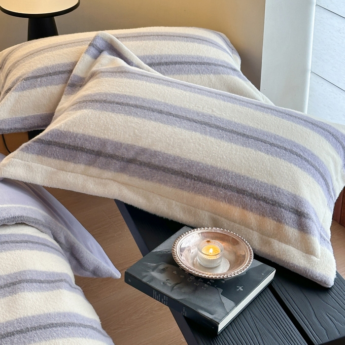 91家纺网 家纺一手货源 找家纺 凯罗 2025新款仿羊绒四件套高克重牛奶绒四件套仿羊绒格子条纹四件套 意韵-香芋紫