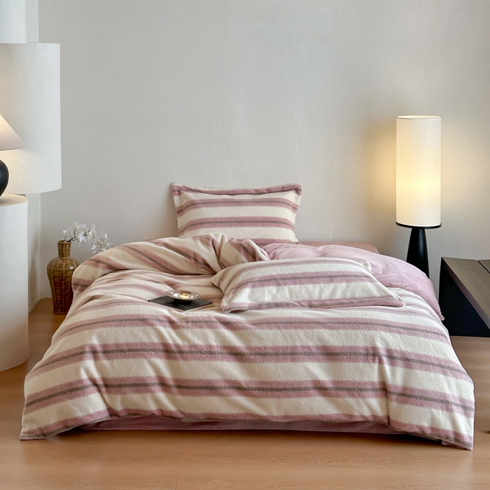 91家纺网 家纺一手货源 找家纺 凯罗 2025新款仿羊绒四件套高克重牛奶绒四件套仿羊绒格子条纹四件套 意韵-粉