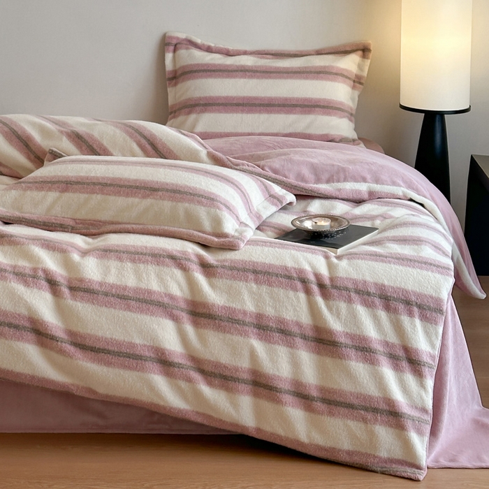 91家纺网 家纺一手货源 找家纺 凯罗 2025新款仿羊绒四件套高克重牛奶绒四件套仿羊绒格子条纹四件套 意韵-粉