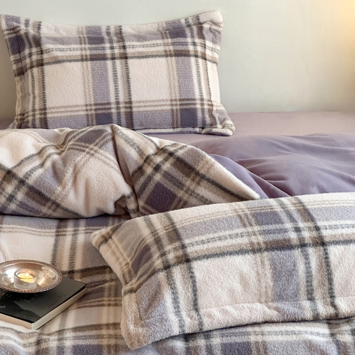 91家纺网 家纺一手货源 找家纺 凯罗 2025新款仿羊绒四件套高克重牛奶绒四件套仿羊绒格子条纹四件套 格维尼-紫