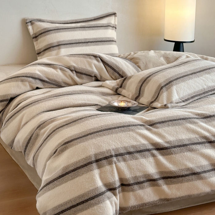 91家纺网 家纺一手货源 找家纺 凯罗 2025新款仿羊绒四件套高克重牛奶绒四件套仿羊绒格子条纹四件套 意韵-卡其