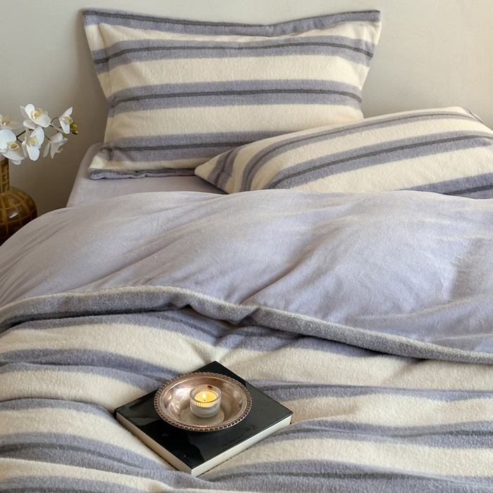 91家纺网 家纺一手货源 找家纺 凯罗 2025新款仿羊绒四件套高克重牛奶绒四件套仿羊绒格子条纹四件套 意韵-香芋紫