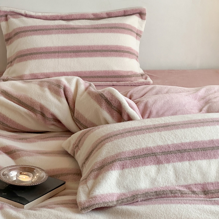 91家纺网 家纺一手货源 找家纺 凯罗 2025新款仿羊绒四件套高克重牛奶绒四件套仿羊绒格子条纹四件套 意韵-粉