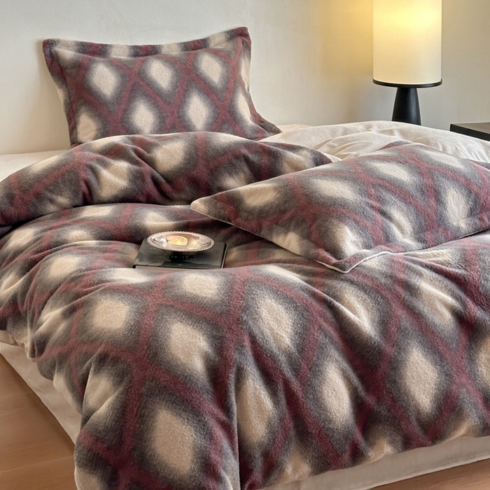 91家纺网 家纺一手货源 找家纺 凯罗 2025新款仿羊绒四件套高克重牛奶绒四件套仿羊绒格子条纹四件套 温柔时光-酒红