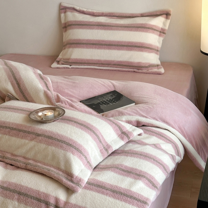 91家纺网 家纺一手货源 找家纺 凯罗 2025新款仿羊绒四件套高克重牛奶绒四件套仿羊绒格子条纹四件套 意韵-粉