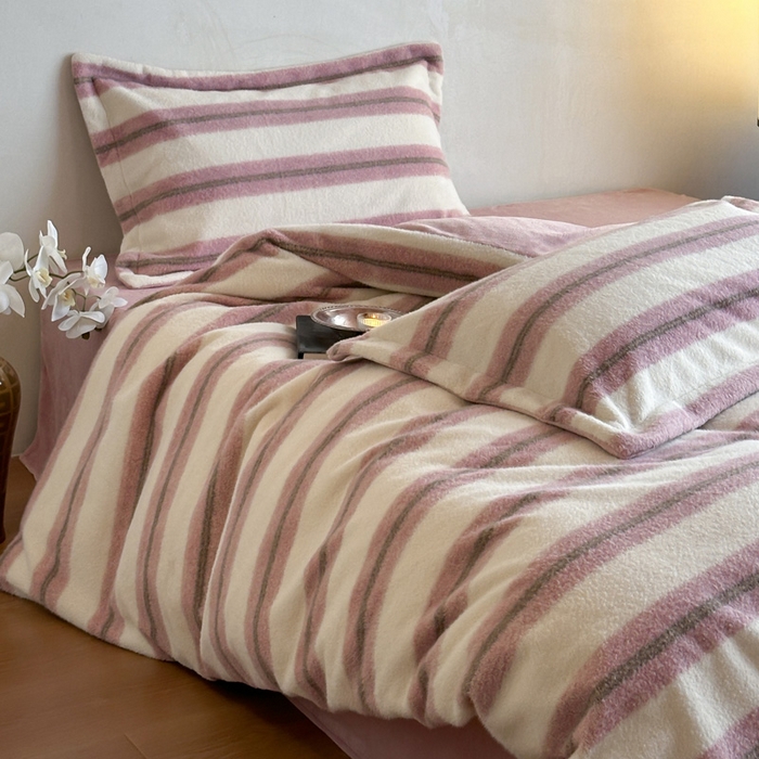 91家纺网 家纺一手货源 找家纺 凯罗 2025新款仿羊绒四件套高克重牛奶绒四件套仿羊绒格子条纹四件套 意韵-粉