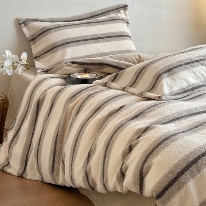 91家纺网 家纺一手货源 找家纺 凯罗 2025新款仿羊绒四件套高克重牛奶绒四件套仿羊绒格子条纹四件套 意韵-卡其