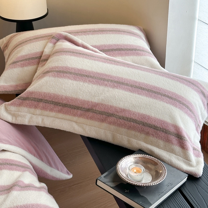 91家纺网 家纺一手货源 找家纺 凯罗 2025新款仿羊绒四件套高克重牛奶绒四件套仿羊绒格子条纹四件套 意韵-粉