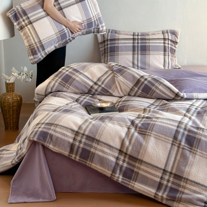 91家纺网 家纺一手货源 找家纺 凯罗 2025新款仿羊绒四件套高克重牛奶绒四件套仿羊绒格子条纹四件套 格维尼-紫