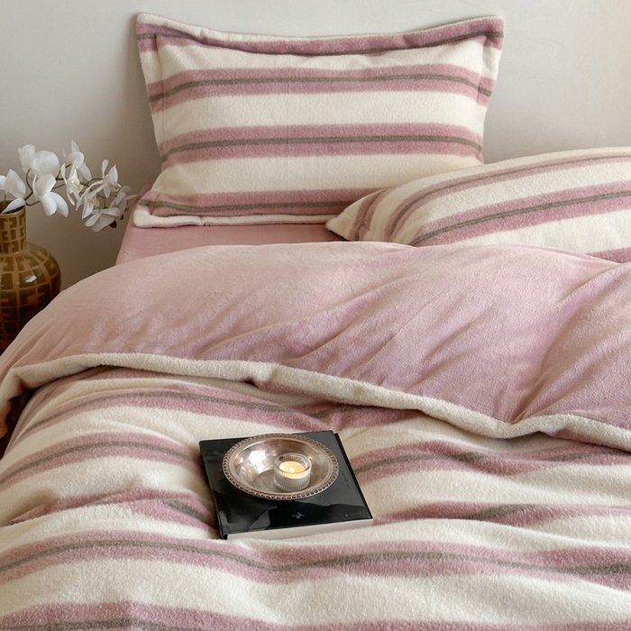 91家纺网 家纺一手货源 找家纺 凯罗 2025新款仿羊绒四件套高克重牛奶绒四件套仿羊绒格子条纹四件套 意韵-粉