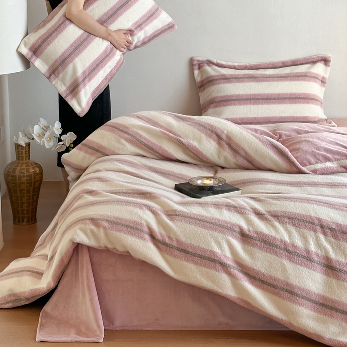 91家纺网 家纺一手货源 找家纺 凯罗 2025新款仿羊绒四件套高克重牛奶绒四件套仿羊绒格子条纹四件套 意韵-粉