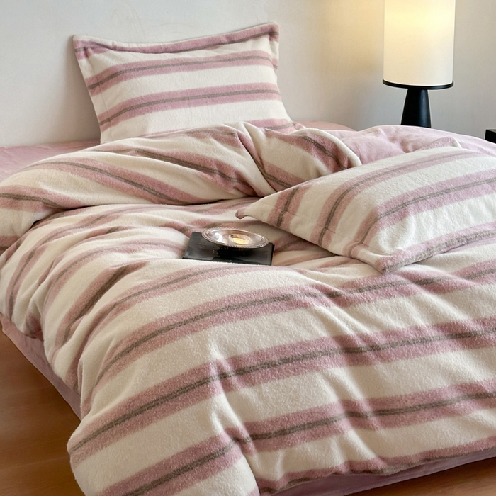 91家纺网 家纺一手货源 找家纺 凯罗 2025新款仿羊绒四件套高克重牛奶绒四件套仿羊绒格子条纹四件套 意韵-粉