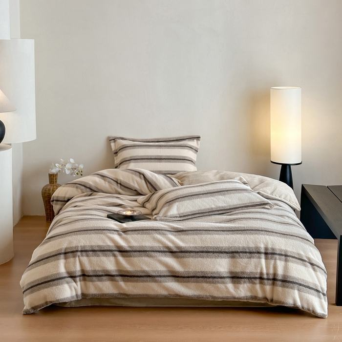 91家纺网 家纺一手货源 找家纺 凯罗 2025新款仿羊绒四件套高克重牛奶绒四件套仿羊绒格子条纹四件套 意韵-卡其