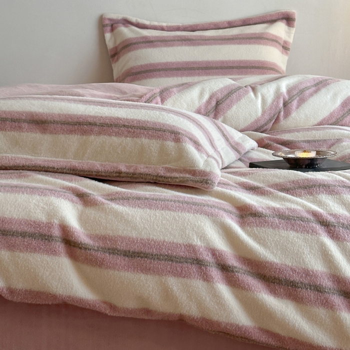 91家纺网 家纺一手货源 找家纺 凯罗 2025新款仿羊绒四件套高克重牛奶绒四件套仿羊绒格子条纹四件套 意韵-粉