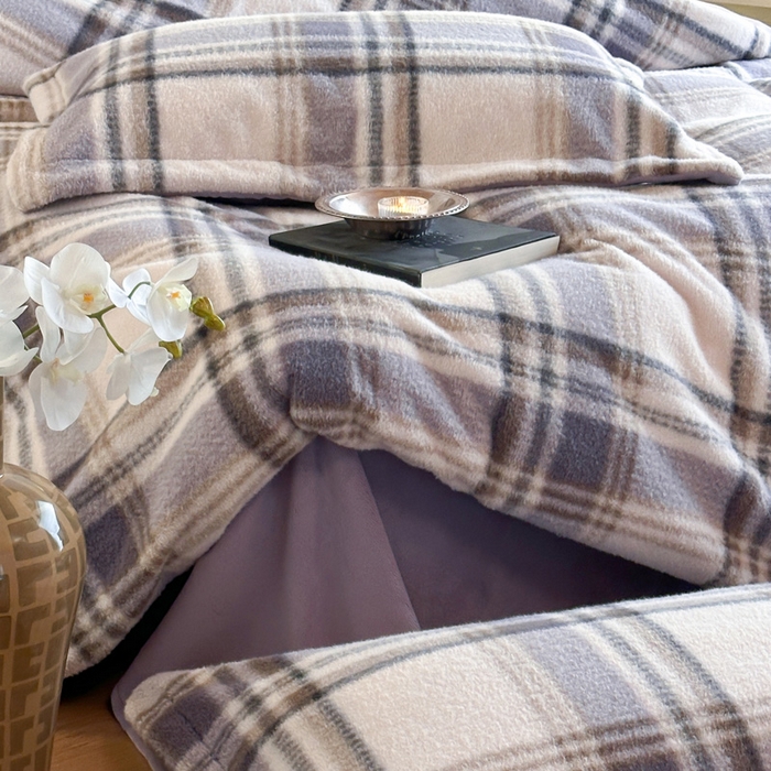 91家纺网 家纺一手货源 找家纺 凯罗 2025新款仿羊绒四件套高克重牛奶绒四件套仿羊绒格子条纹四件套 格维尼-紫